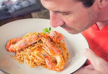 職場の食い尽くし系男に 私達 一口ちょうだい 男 泥棒 人のモンだろうが 私達 普段あなたがしてる事だよ 男 違う 録画を見せたら 結婚総研