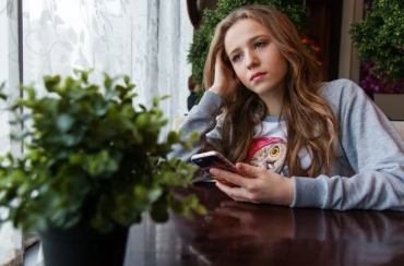 旦那が 同僚のフリンのアリバイ協力をしてた 旦那 相手の女に娘を重ねてしまって つい 娘 ハア ふざけんな 旦那 えっ 結果 結婚総研