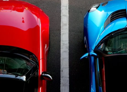 深夜のコンビニで エンジンかけっぱなしの車があった 翌日 私 あの車が気になる 見に行くか 車の所有者 テメエふざけんな 大変な事になってて 結婚総研