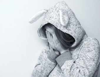 同棲中の彼女が 急に幼児退行してぐずり出した 彼女 おうち帰るー 俺 ふざけるのやめろ 自分の名前は 彼女 分かんない 俺 病院に連れてったら 結婚総研