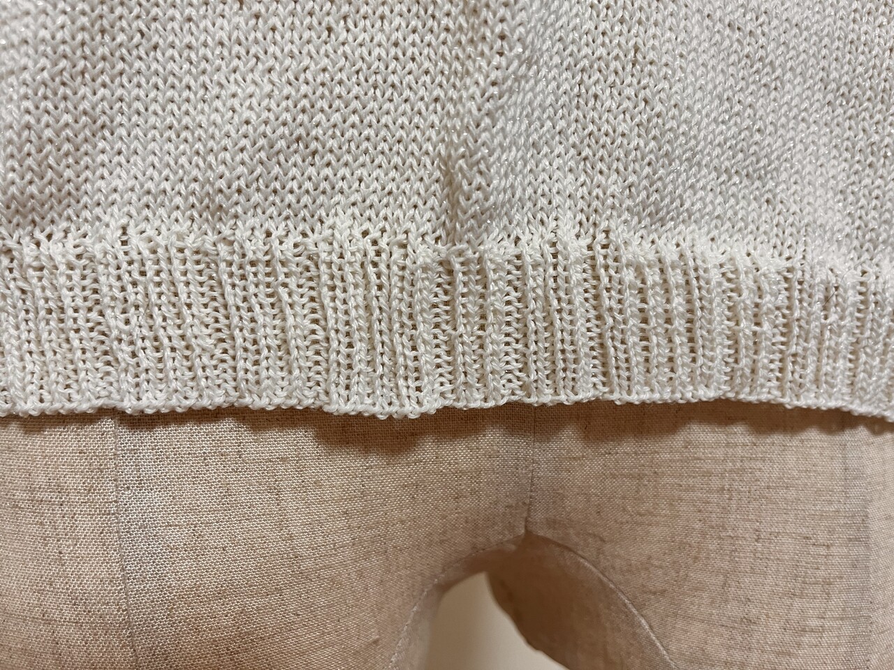 ☆手編みプル58069☆縄編みラインのフレンチプル031☆フーガ 流れる花びら模様のフレンチスリーブプル｜編み物キット | 毛糸のプロ