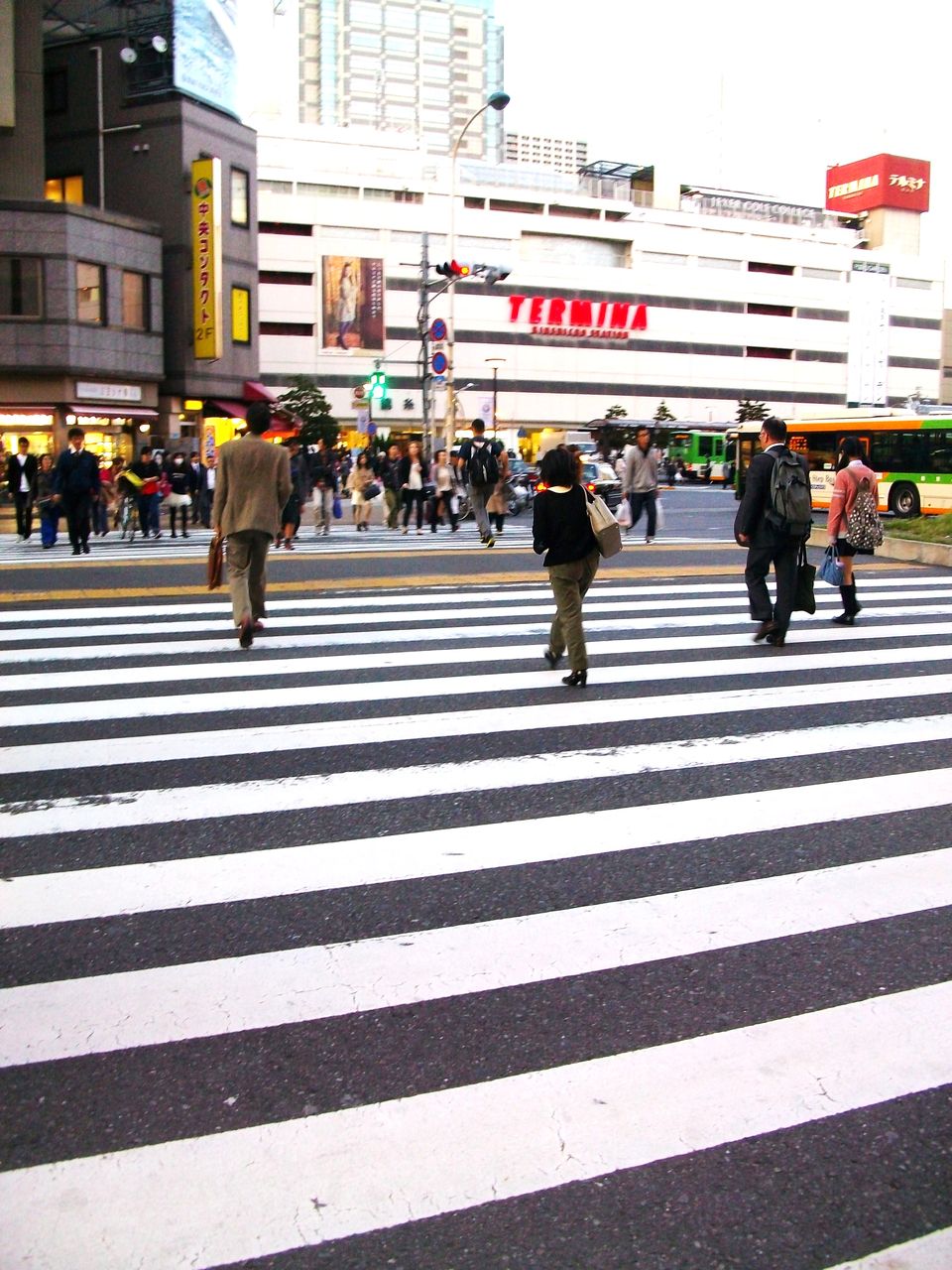 下町雑学問答 日本初の横断歩道が作られた駅前は 先代さるく