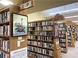 本に囲まれた剪画展示