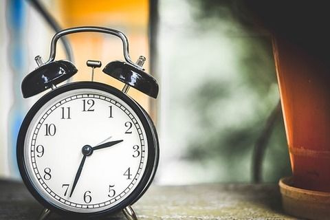 【朗報】ワイ中卒ニート、「タイミング」が「time」にingをつけただけと今気付く