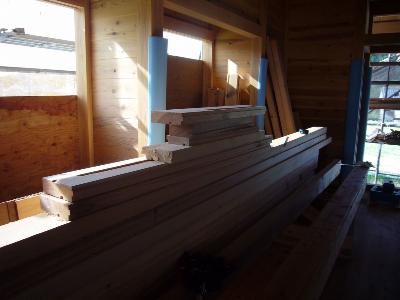 窓枠と窓枠の隙間 仙里草の板倉の家