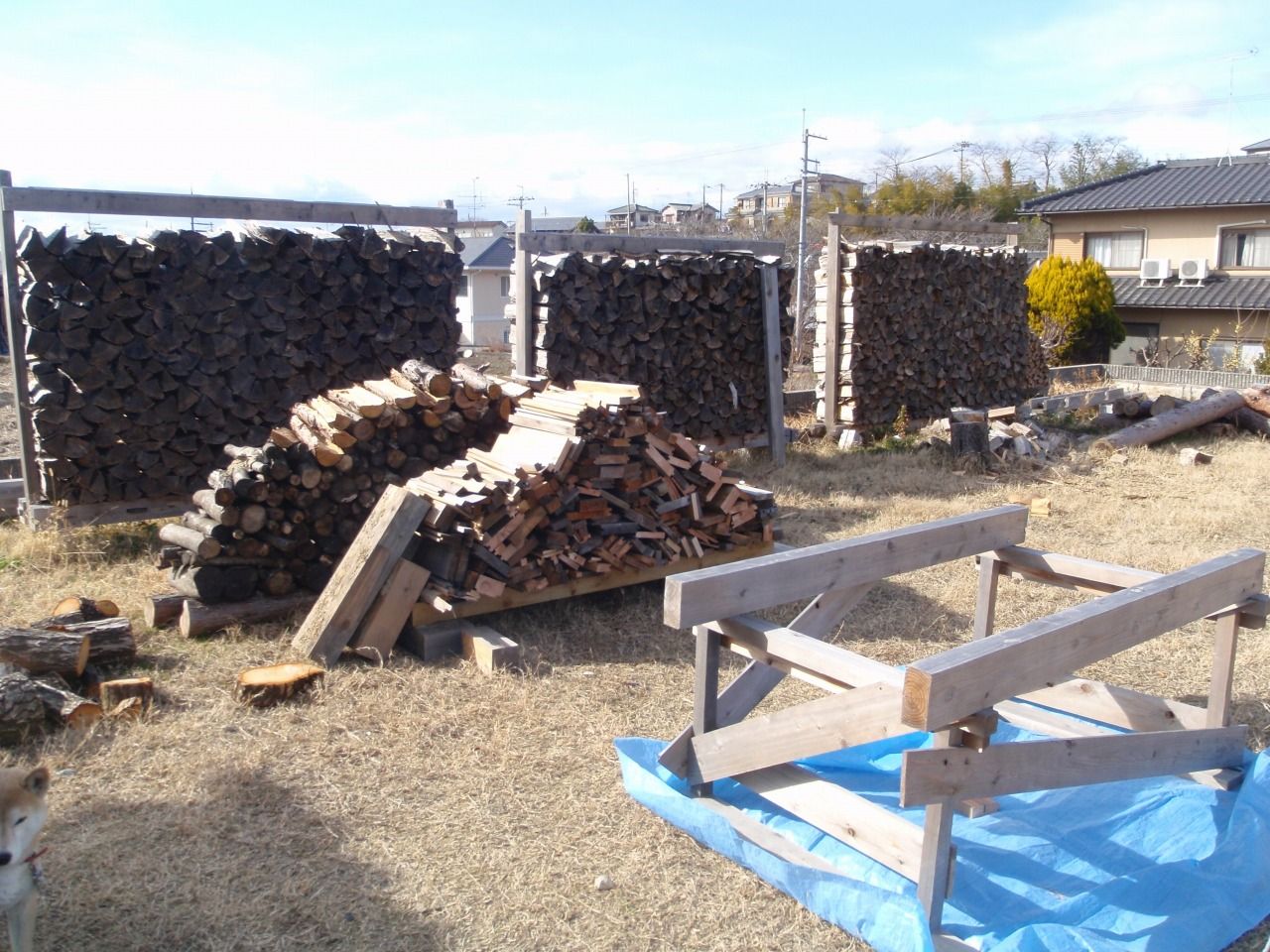 デッキ上の薪棚を改良 仙里草の板倉の家