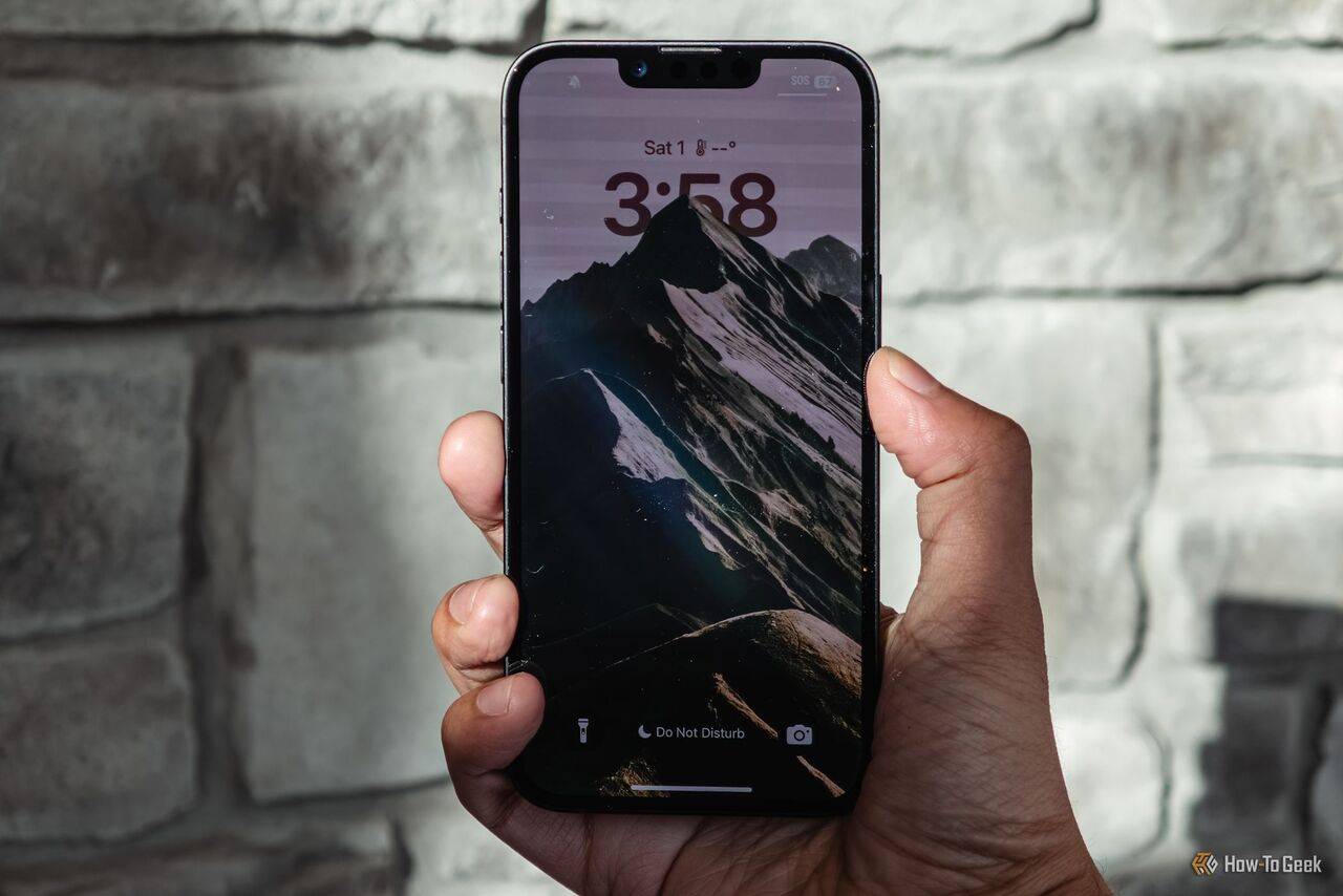 iPhone 16e を手に鍵盤を持った人。