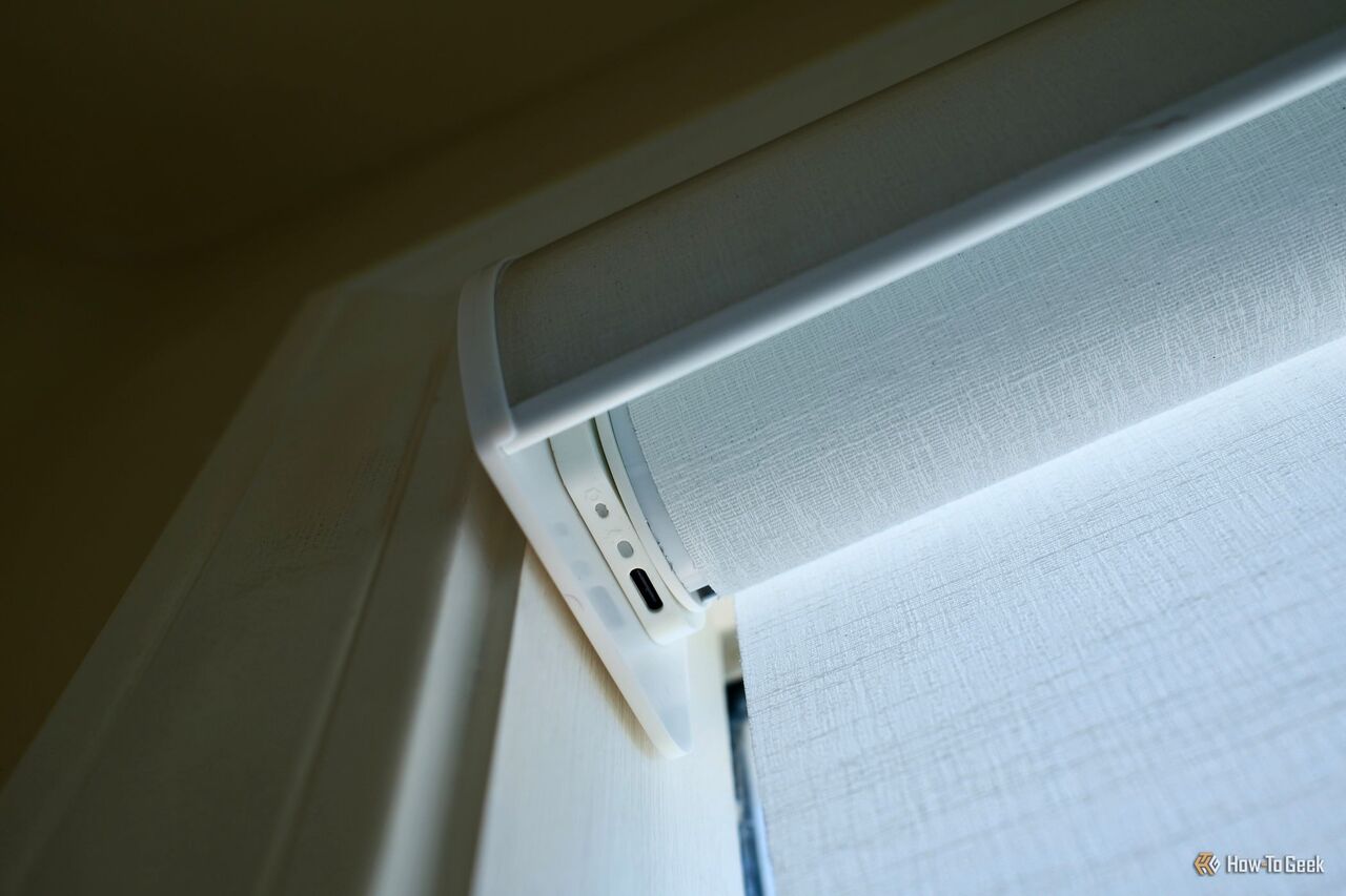 BlindsMagic スマート電動ローラー シェードの充電ポート。