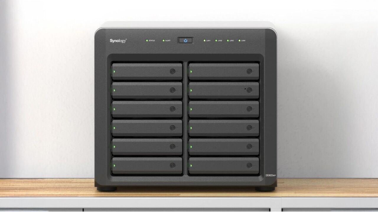 テーブル上の Synology DS3622xs Plus NAS