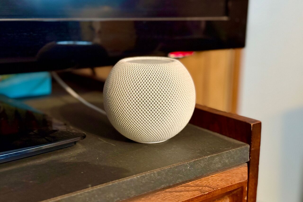 テレビの前にある白いHomePod mini。