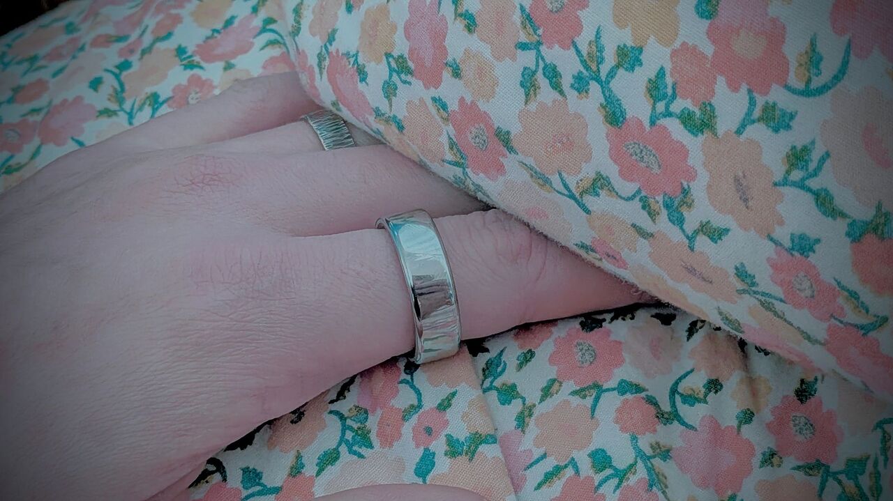 ベッドの上で手の上にあるオウラリング4。