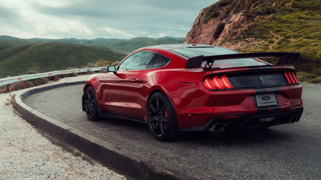 赤い 2020 フォード マスタング シェルビー GT500 の静的なリア 3/4 ショット。