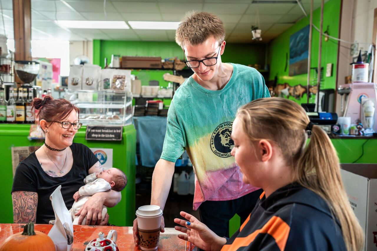고객에게 서비스를 제공하는 라슨