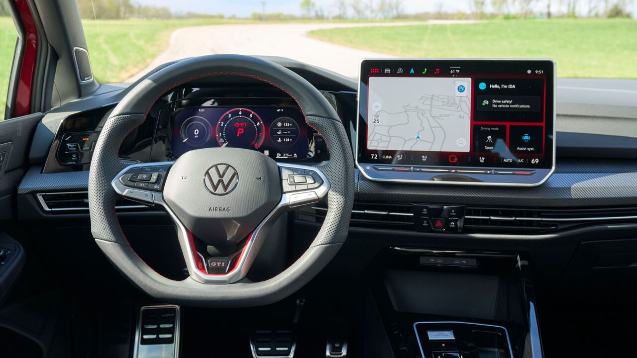 2025 年型フォルクスワーゲン ゴルフ GTI アウトバーンのステアリング ホイールとインフォテインメント スクリーンのショット。