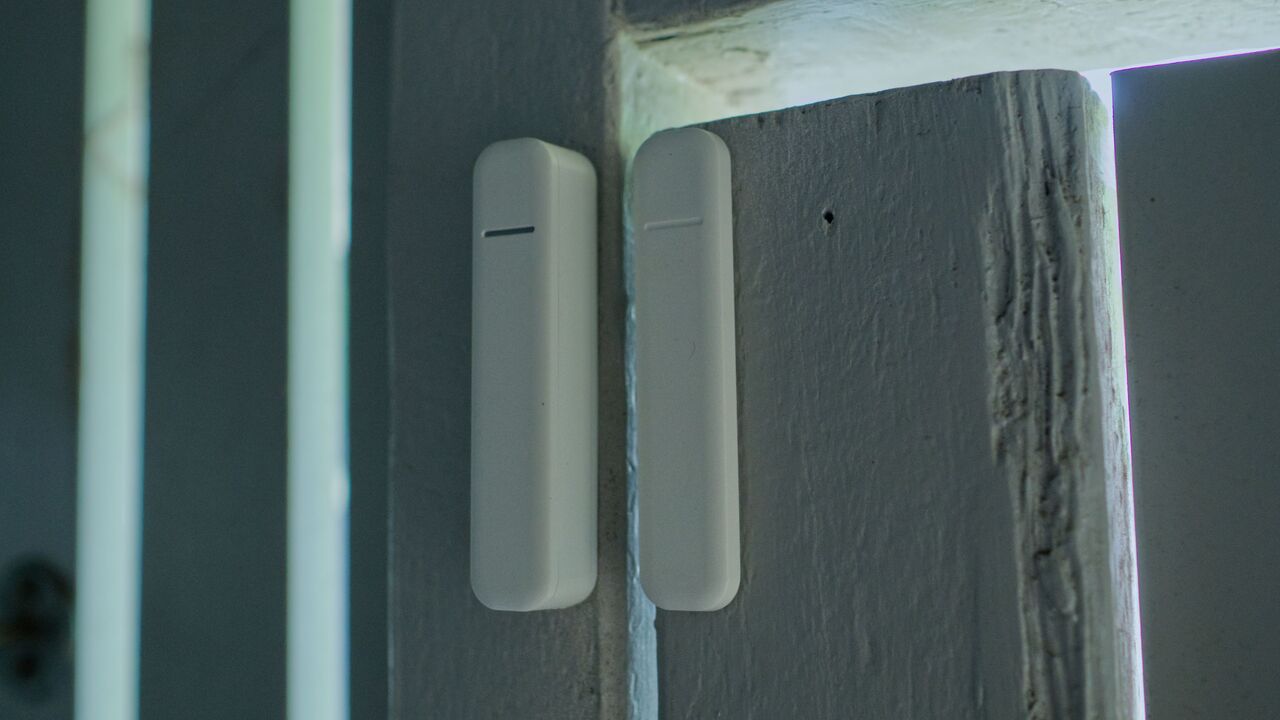 ゲートに取り付けられたIKEAのパラソル接触センサー。