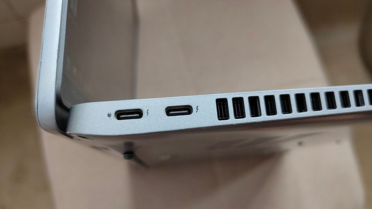 ラップトップ上の 2 つの USB-C Thunderbolt 4 ポートの拡大図。