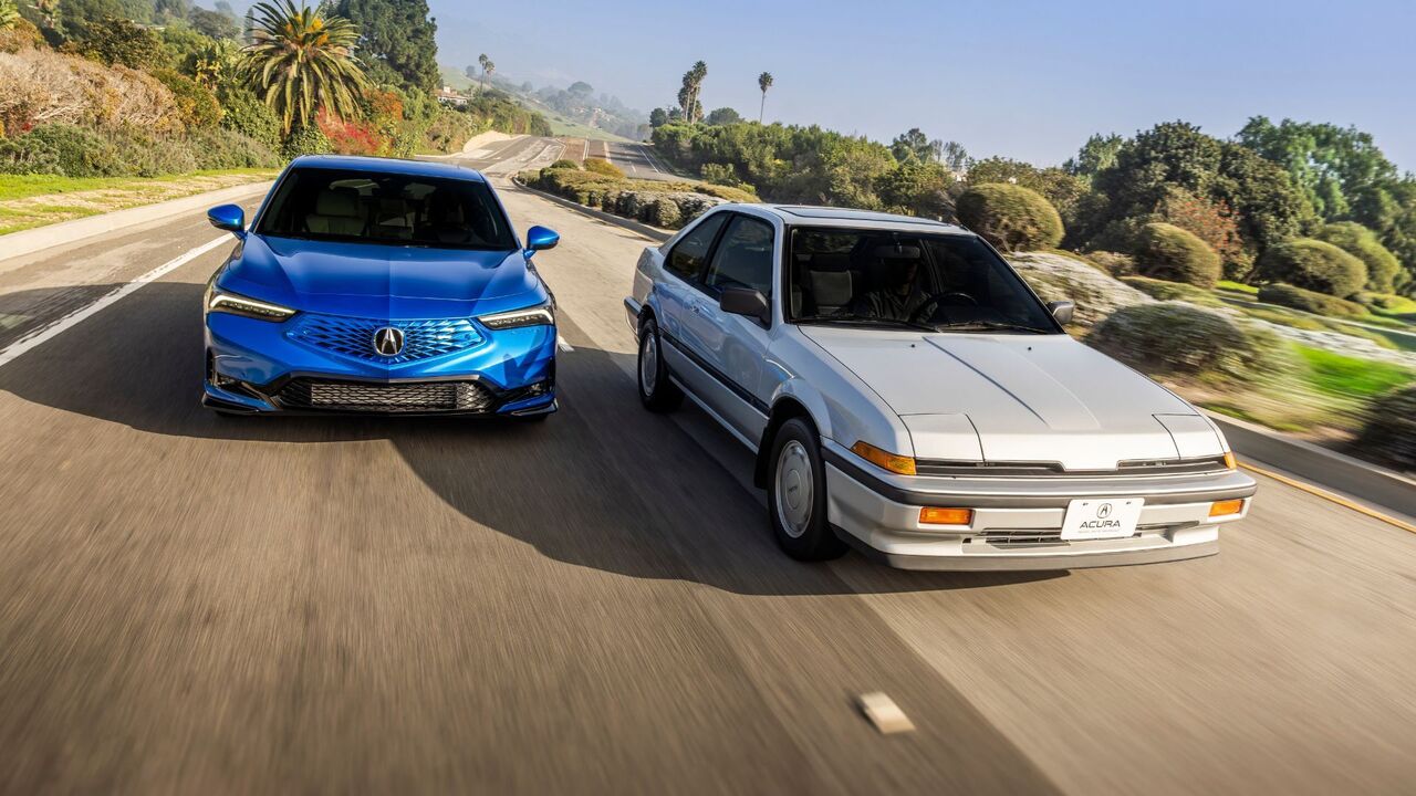 テクノロジーパッケージを搭載した2026年型アキュラインテグラAスペックと1986年型アキュラインテグラLSのダイナミックなフロントエンドショット。