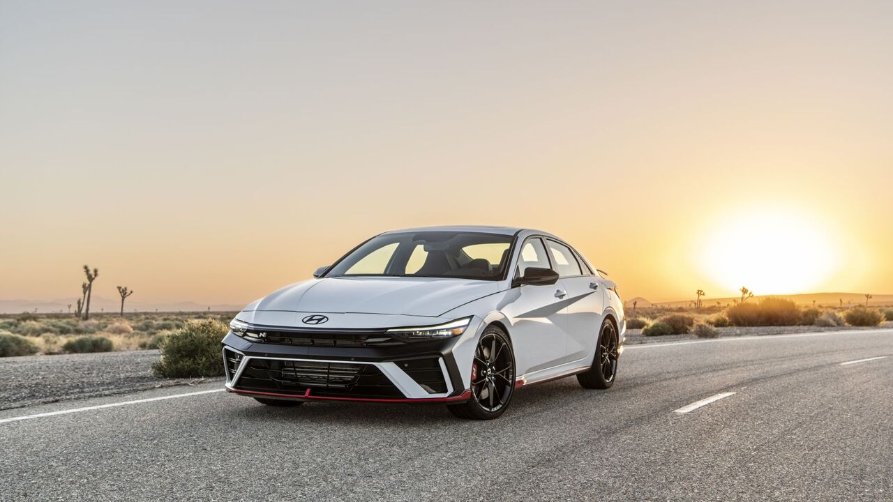 2025 ヒュンダイ エラントラ N のフロント 3/4 アクション ショット