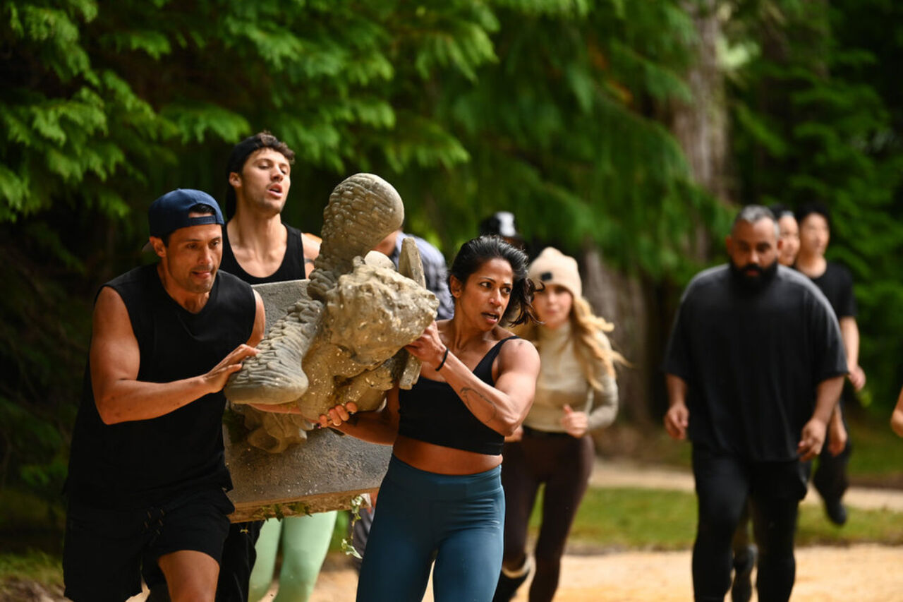 도전 중에 석상을 들고 있는 참가자들.