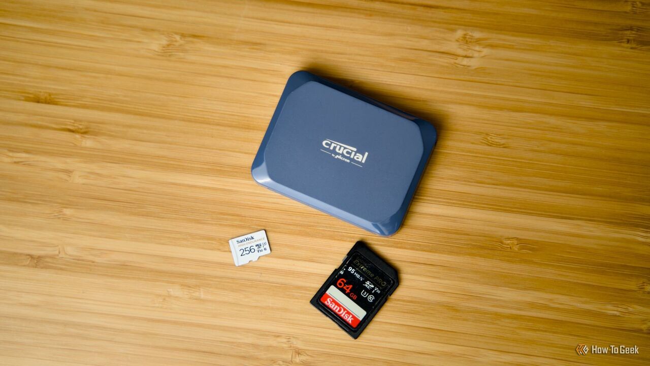 Crucial X10 ポータブル SSD を SD カードと microSD カードと並べてサイズの違いを示します。