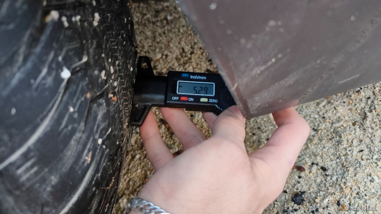 タイヤの溝深さを測るゲージです。