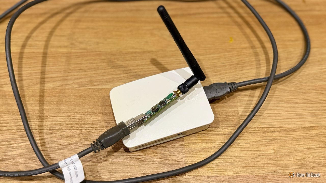 Raspberry Pi に長い USB 延長ケーブルを接続し、もう一方の端に Zigbee アンテナを付けます。