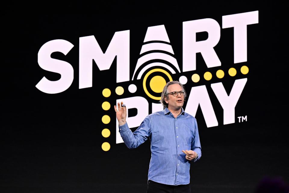 레고의 톰 도날드슨(Tom Donaldson)이 CES에서 스마트 플레이(Smart Play)를 시연하고 있습니다.