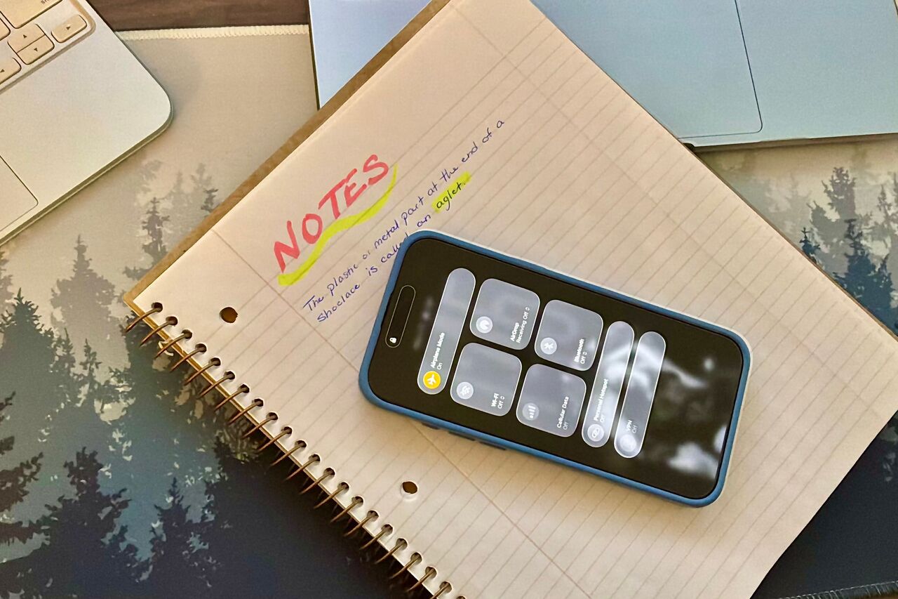 iPhone の機内モードをオンにして授業のノートを勉強しています。