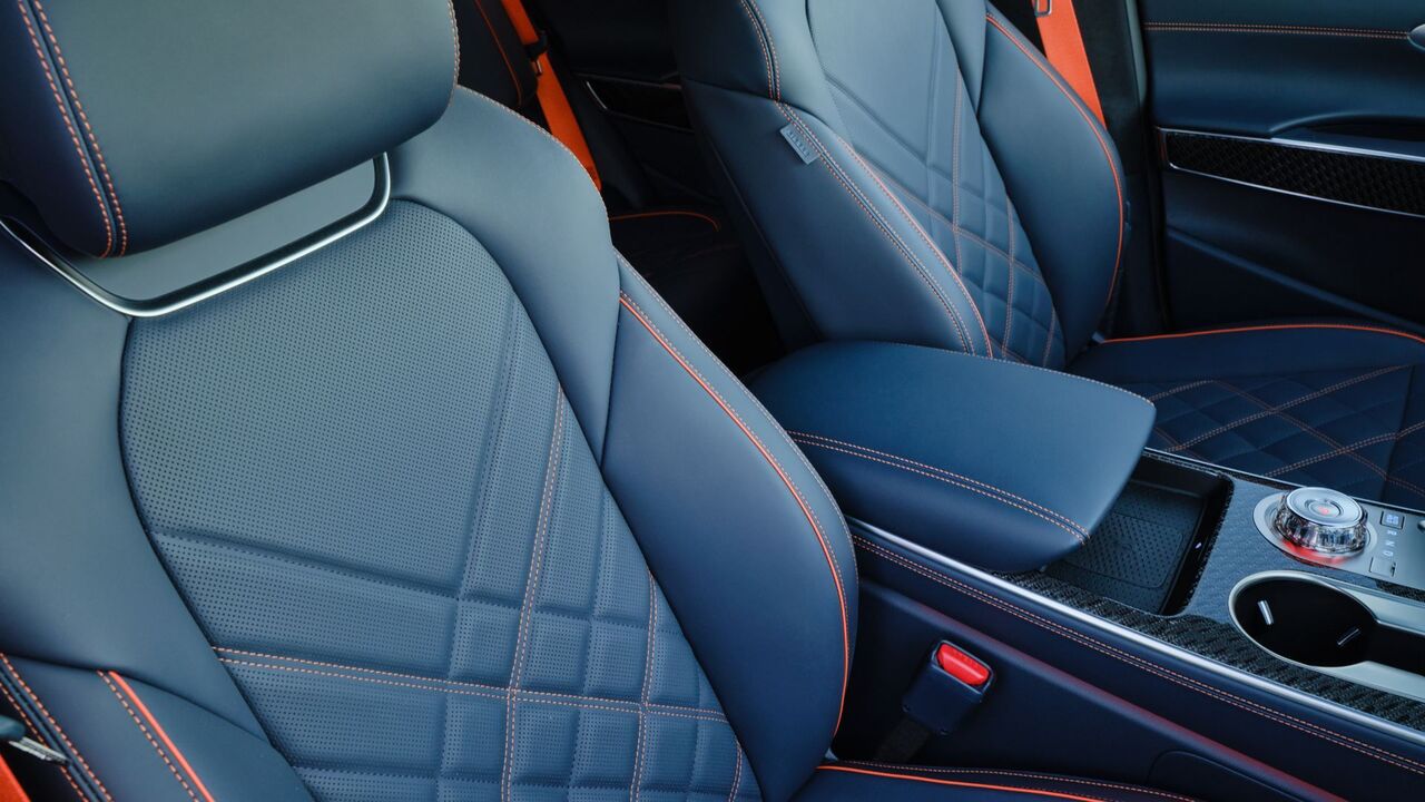 2026 年型ジェネシス GV70 のキャビン内の黒革シートのクローズ アップ ショット。