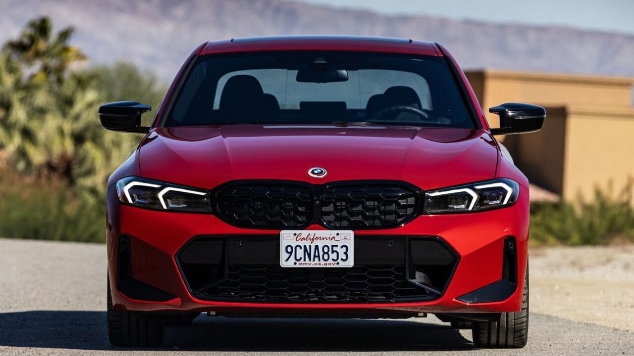 赤い 2023 BMW M340i の静的なフロント エンド ショット。