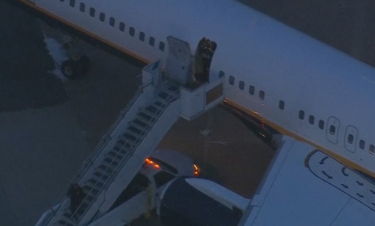 황혼에 계단으로 접근할 수 있는 법무부 항공기.