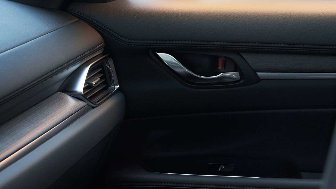 2025 マツダ CX-5 のドアハンドルとダッシュボードの拡大図。