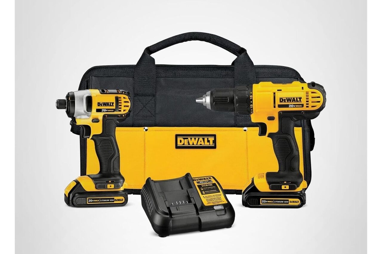 드릴 2개, 휴대용 케이스, 배터리 팩이 포함된 DEWALT 도구 세트.