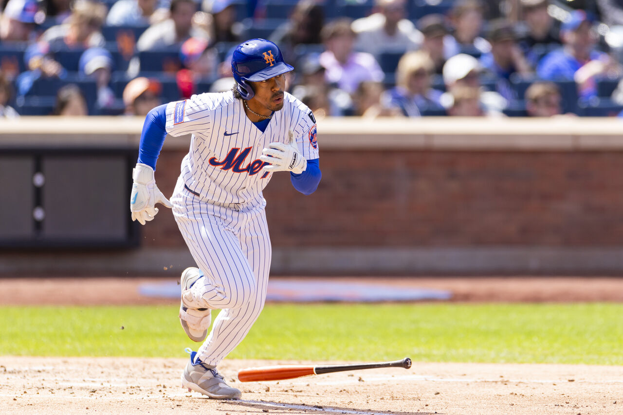뉴욕 메츠의 프란시스코 린도르(12)가 2025년 4월 20일 일요일 뉴욕 퀸스의 시티 필드에서 열린 세인트루이스 카디널스를 상대로 3회 안타를 치고 있다.