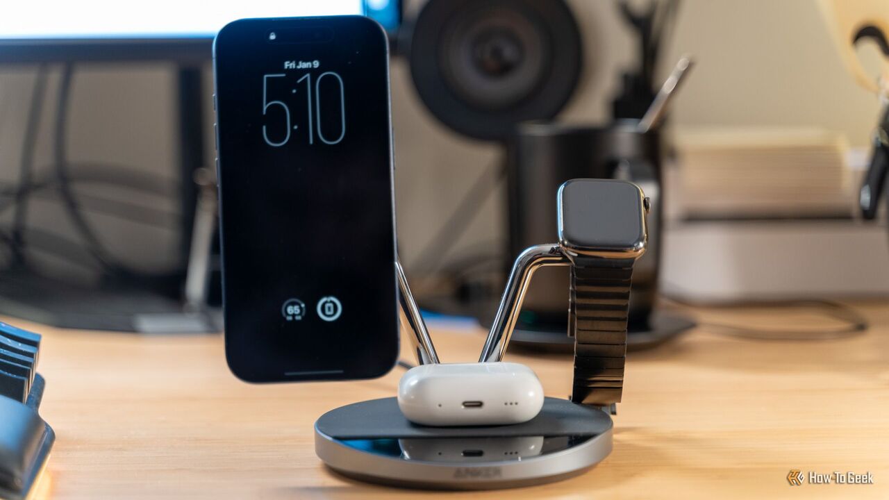 Anker Prime ワイヤレス充電ステーションで充電している iPhone 17 Pro、AirPods、Apple Watch。