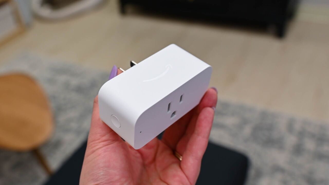 Amazonベーシックのスマートプラグ。