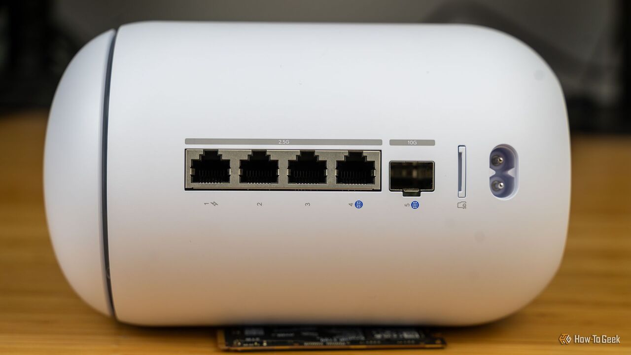 Unifi Dream Router 7 の背面イーサネット ポートと SFP+ ポート。