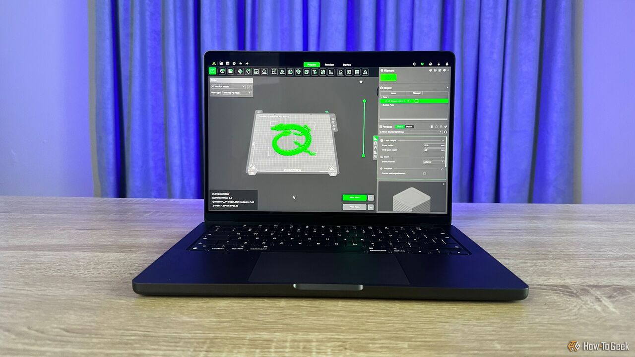 画面上に 3D プリント アプリを表示しているテーブル上の Apple M4 Pro MacBook Pro。