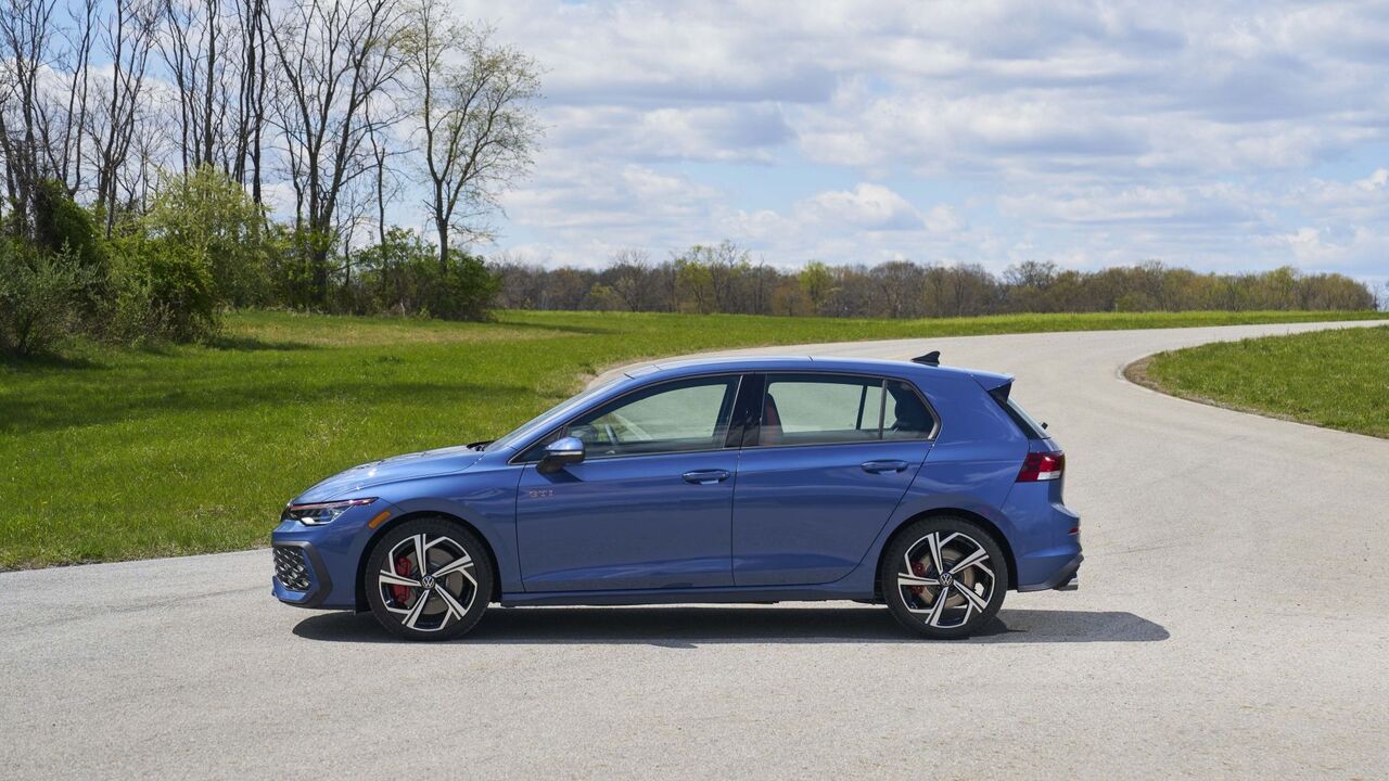 2025 年型フォルクスワーゲン ゴルフ GTI の側面ショット