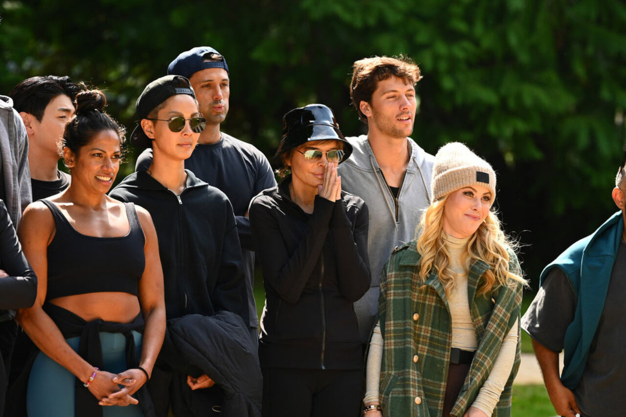 트레이터스 참가자들이 다양한 표정으로 지켜보고 있다.