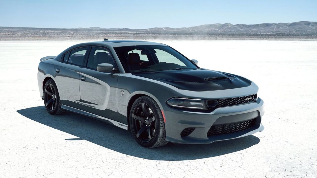 グレーの 2019 ダッジ チャージャー SRT ヘルキャットの静的なフロント 3/4 ショット。