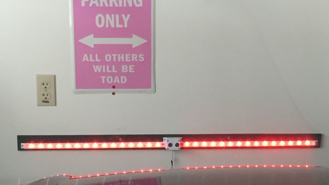 LED ライト付きの超音波センサーが、駐車するために車庫入れをやめるべきタイミングを知らせます。