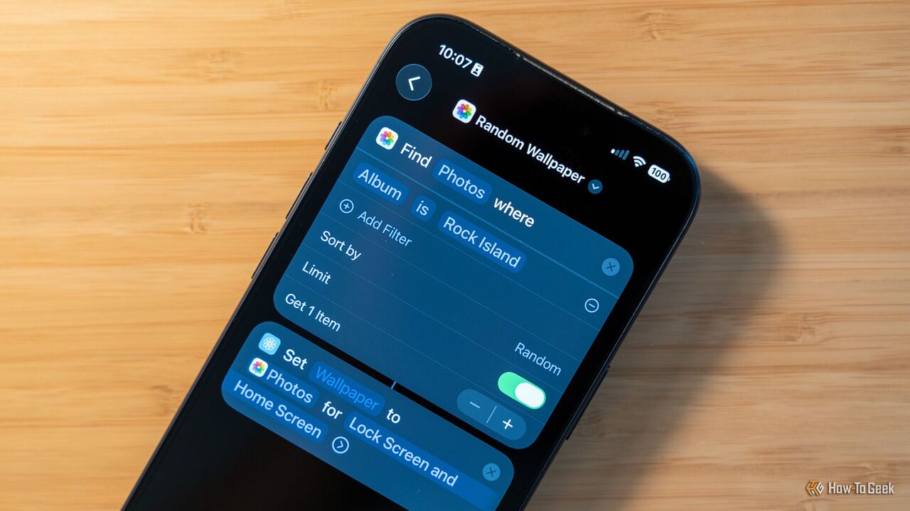 壁紙をランダムに変更するために構築されたカスタム ショートカットを表示する iPhone 17 Pro。