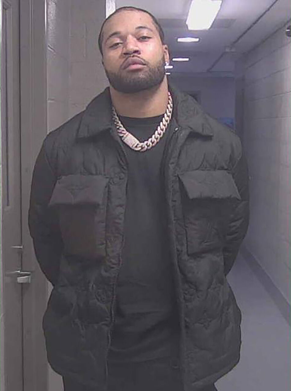 경찰 기록에 따르면 워싱턴 커맨더스(Washington Commanders)의 코너백 마션 라티모어(Marshon Lattimore)는 2026년 1월 7일 수요일 오하이오주 레이크우드에서 자동차에 숨겨진 무기를 소지하고 총기를 부적절하게 취급한 혐의로 체포되었습니다.