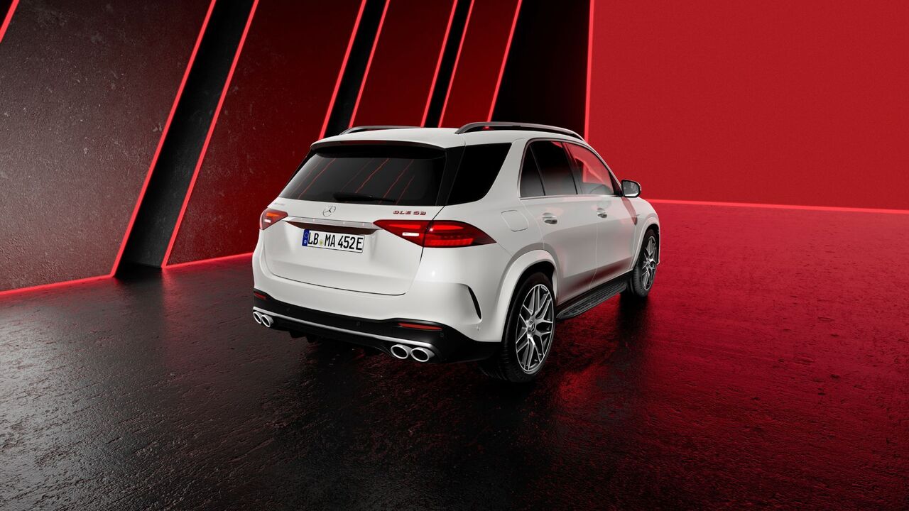 白い Mercedes-AMG GLE 53 の静的なリア 3/4 ショット。