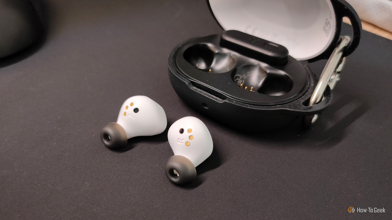 SteelSeries Arctis GameBuds。