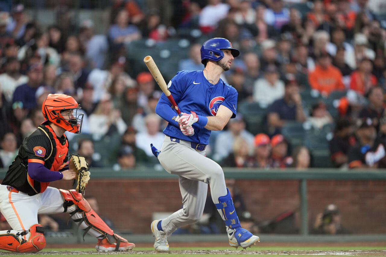 시카고 컵스의 타자 스즈키 세이야가 샌프란시스코 자이언츠 포수를 앞에 두고 공을 치고 있다.