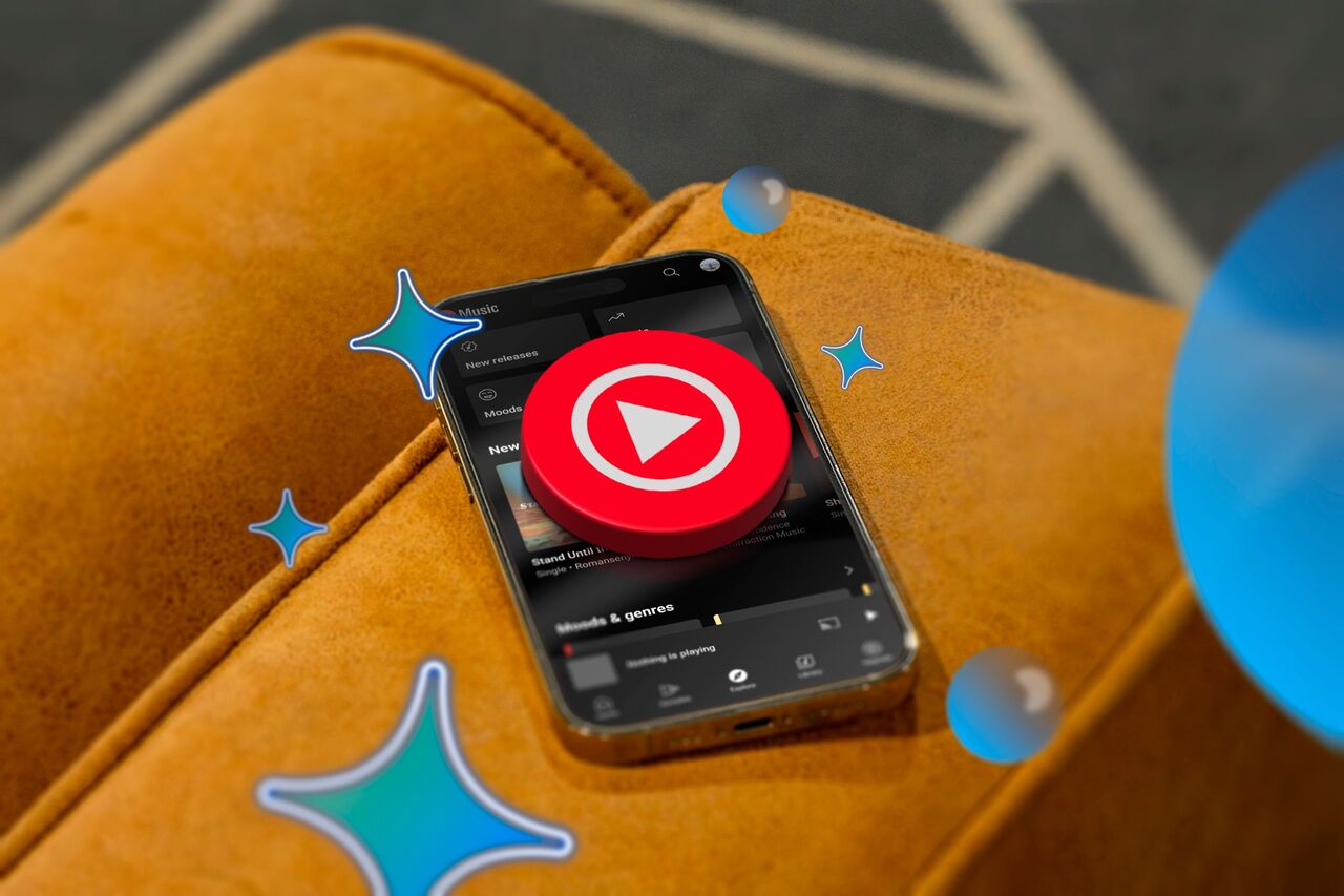 ソファの上に置かれたスマートフォン。画面の上に YouTube Music のロゴが表示されています。