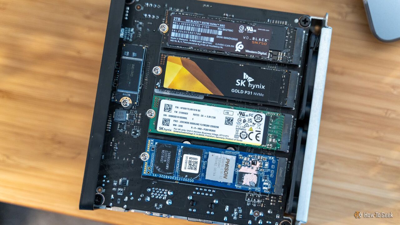 TerraMaster F4 SSD NAS には 4 つの異なる NVMe SSD がインストールされています。