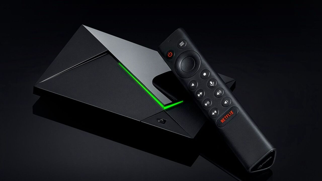 黒い背景に NVIDIA シールド TV プロとリモコン。 